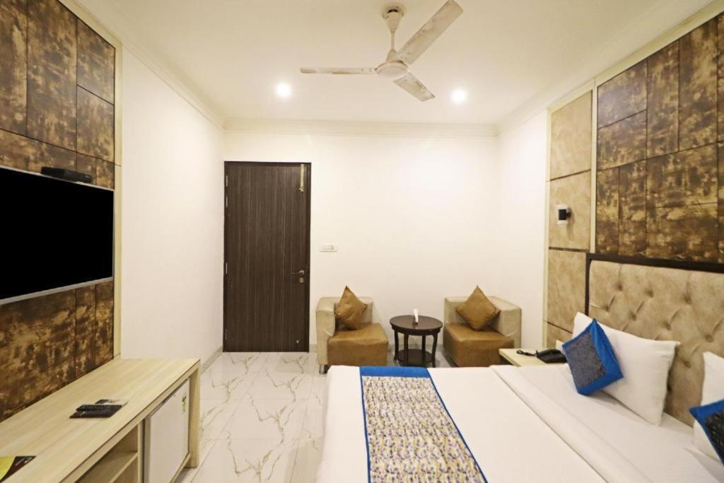 Hotel Almora Sky Near By Delhi International Airport With - Free Airport Pickup And Drop New Delhi Eksteriør billede