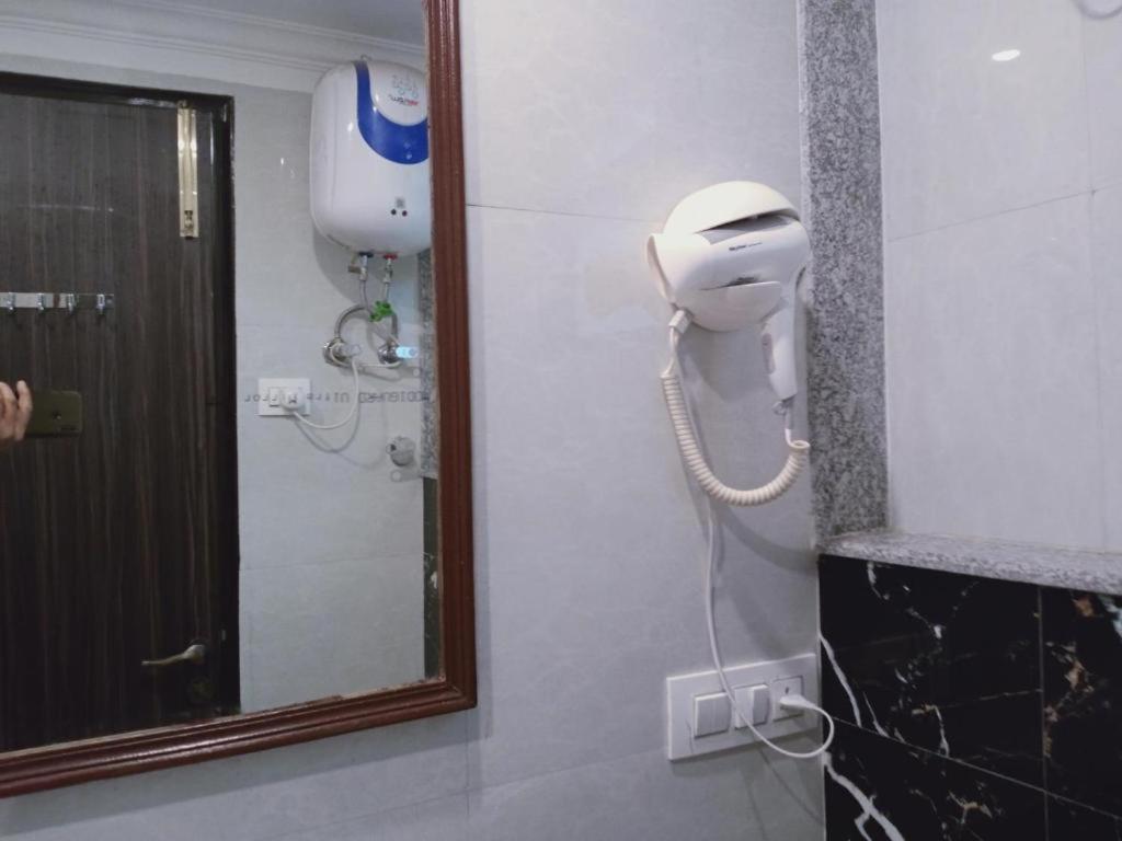 Hotel Almora Sky Near By Delhi International Airport With - Free Airport Pickup And Drop New Delhi Eksteriør billede