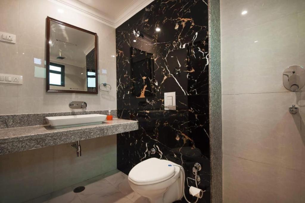 Hotel Almora Sky Near By Delhi International Airport With - Free Airport Pickup And Drop New Delhi Eksteriør billede