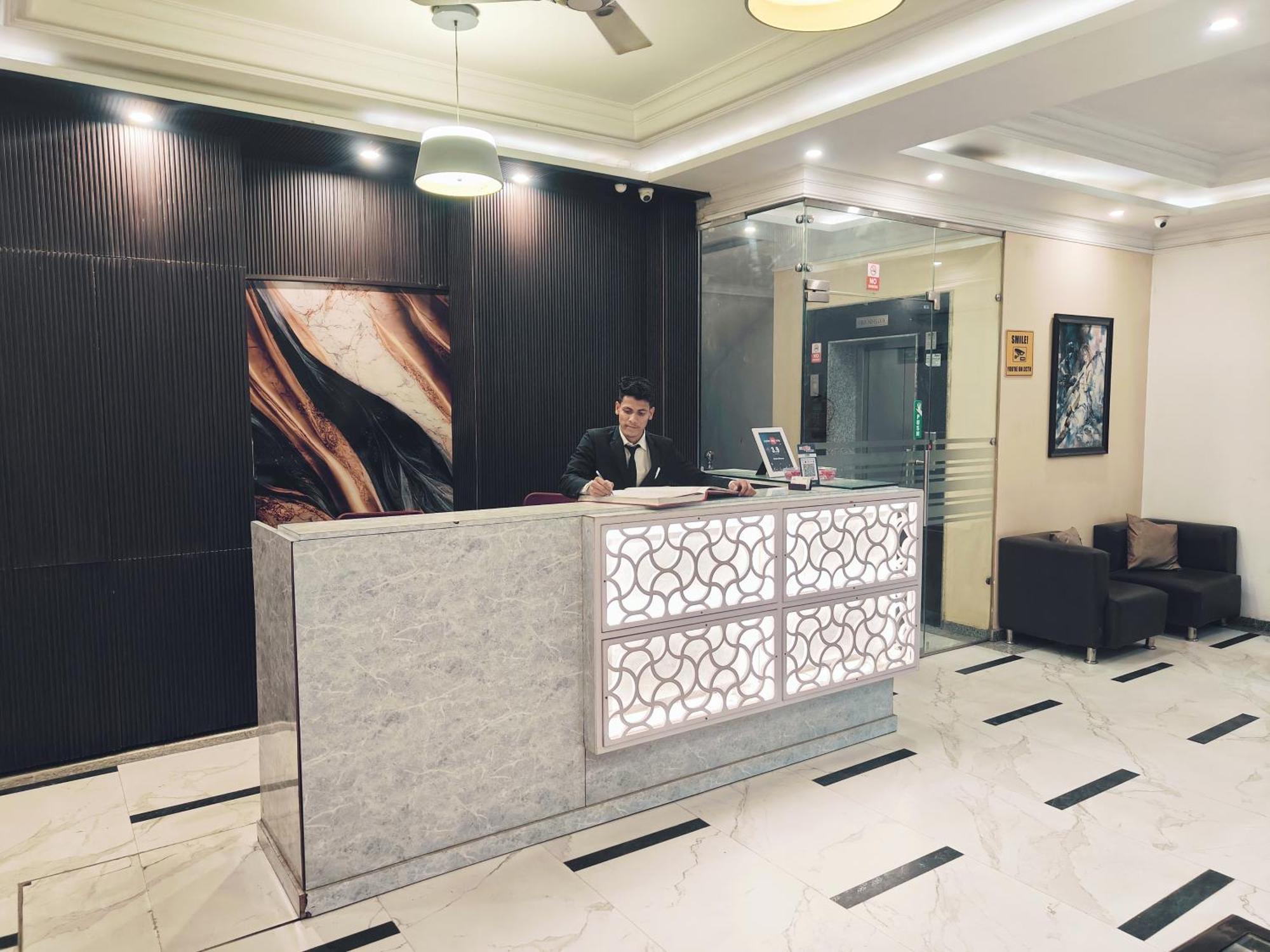 Hotel Almora Sky Near By Delhi International Airport With - Free Airport Pickup And Drop New Delhi Eksteriør billede