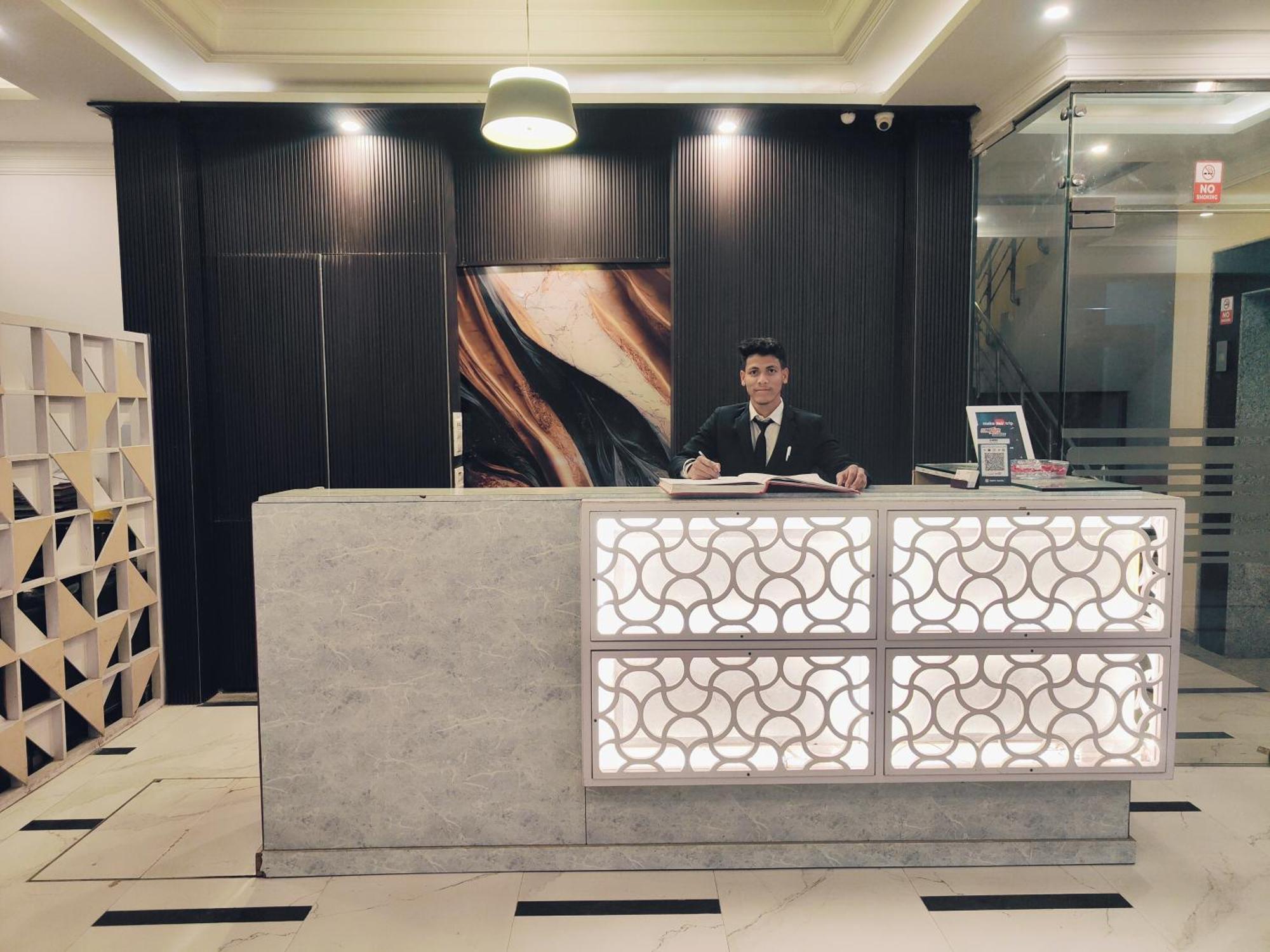 Hotel Almora Sky Near By Delhi International Airport With - Free Airport Pickup And Drop New Delhi Eksteriør billede