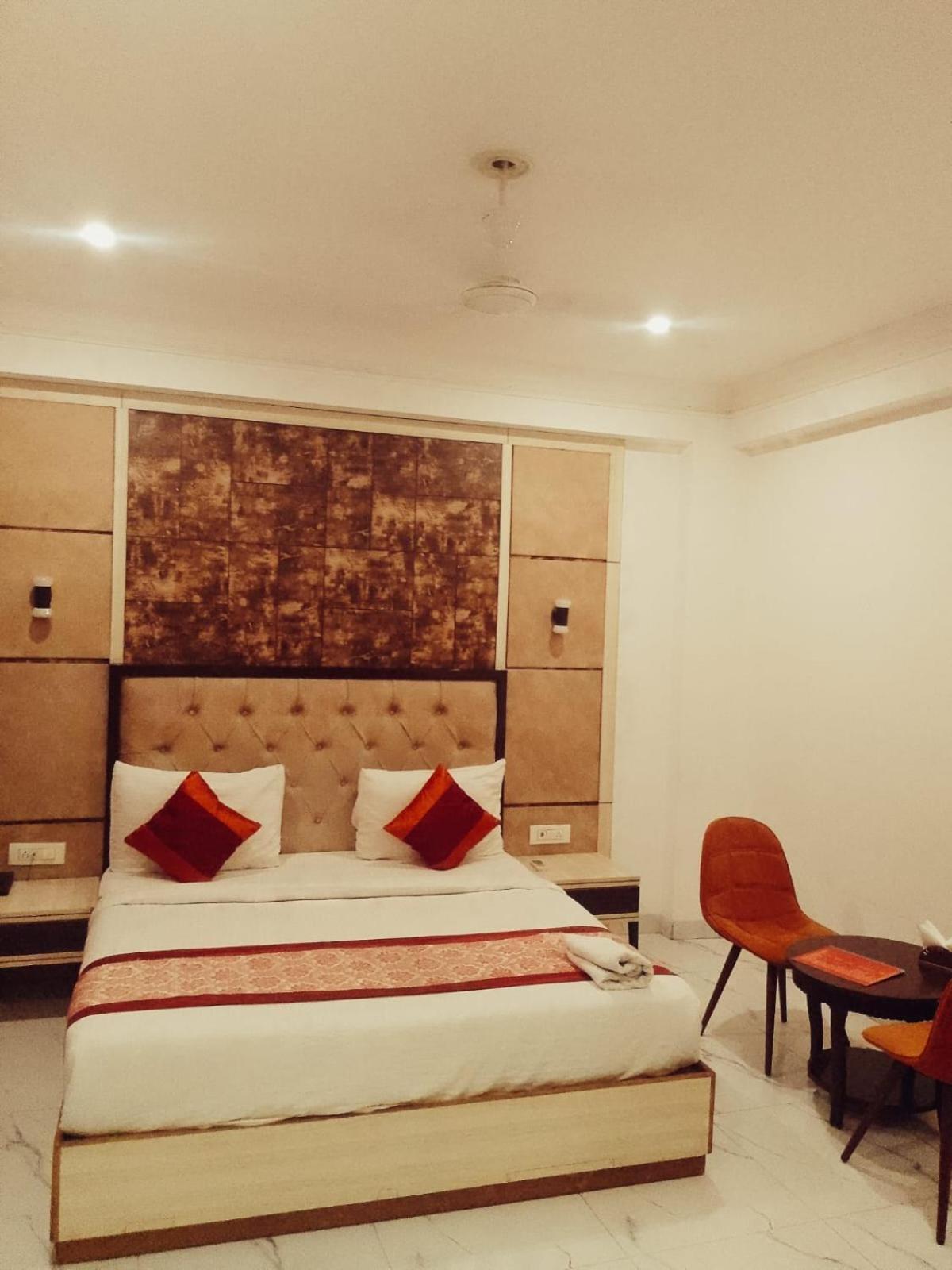 Hotel Almora Sky Near By Delhi International Airport With - Free Airport Pickup And Drop New Delhi Eksteriør billede